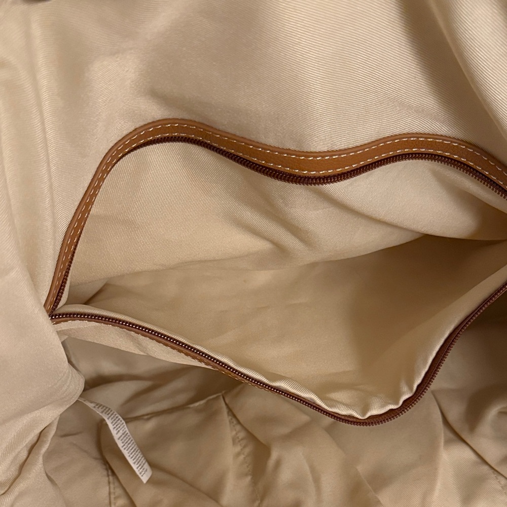 ๐Old Navy Beige and Tan Travel Bag with adjustable straps - Picture 7 of 10